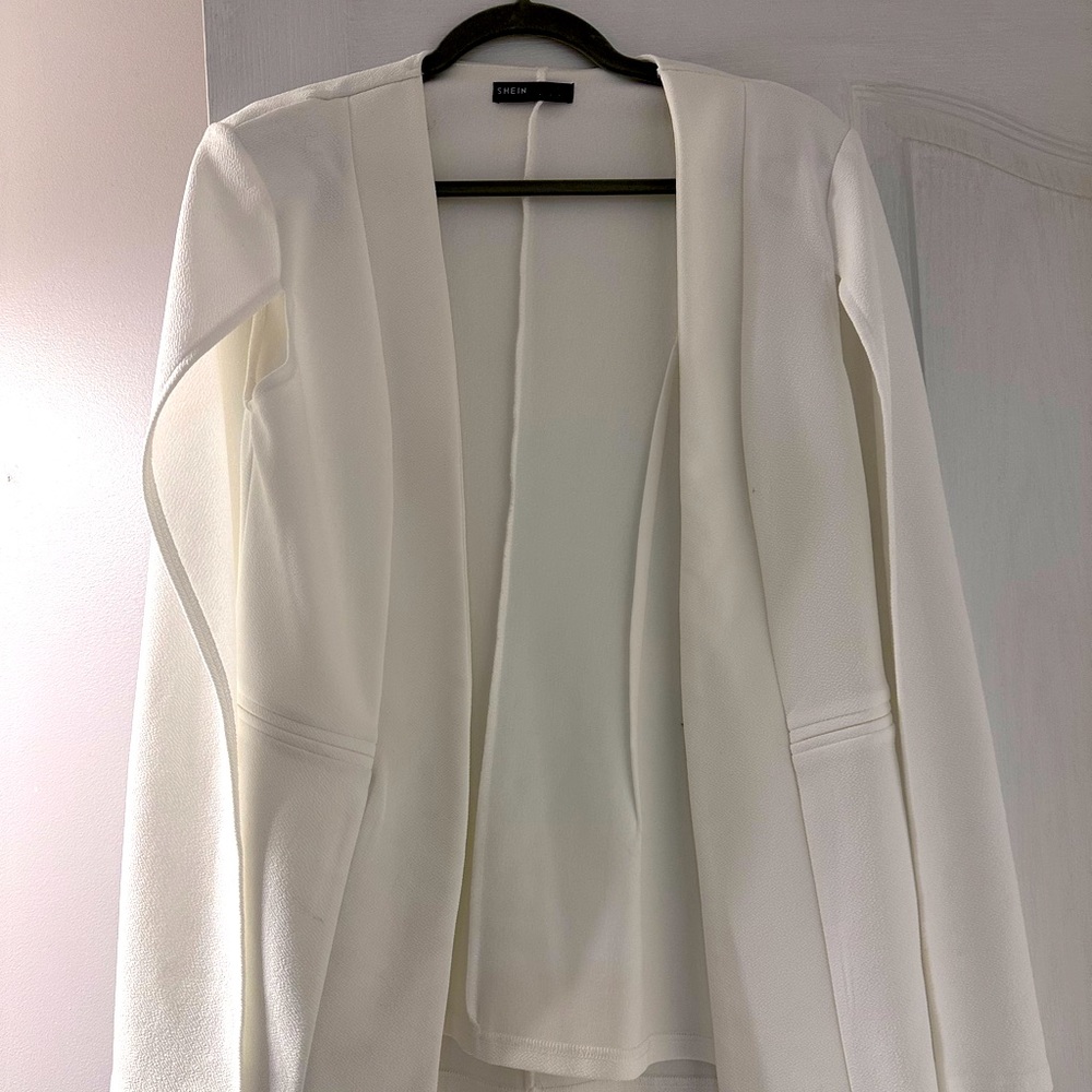 White sleeveless blazer